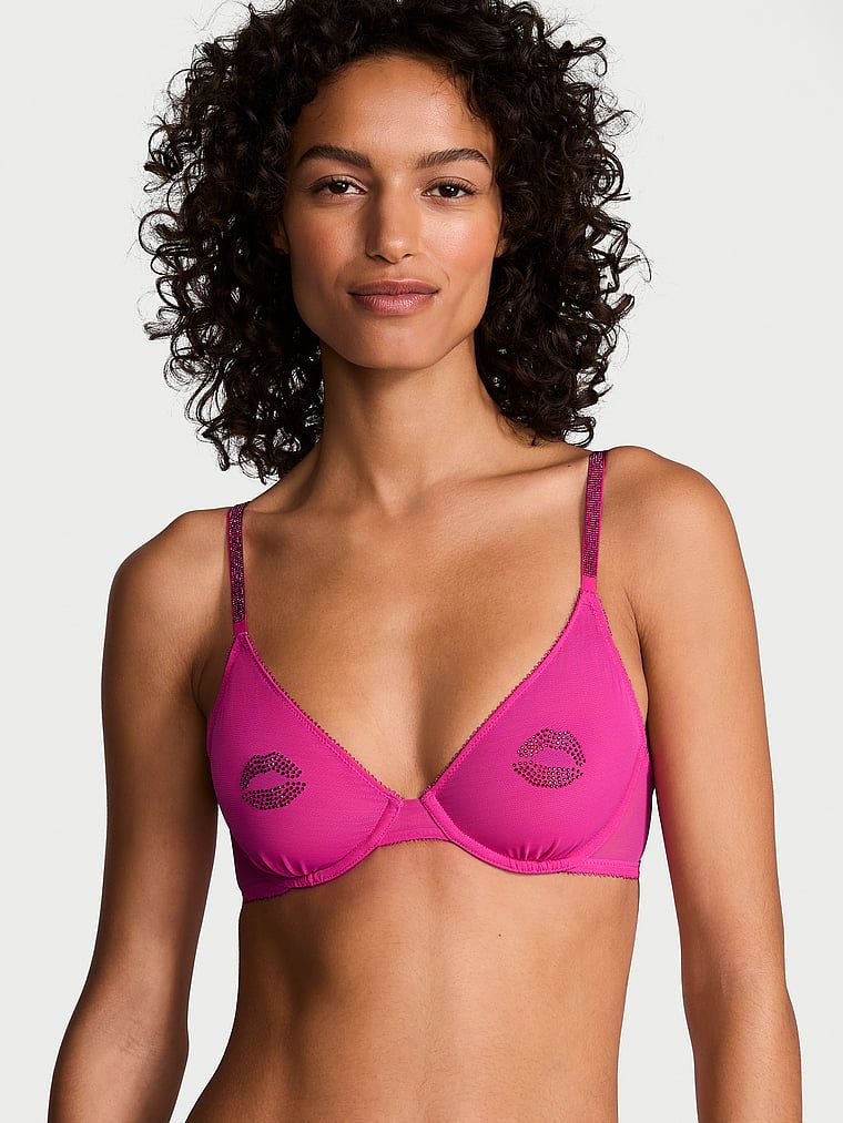 Modelka prezentuje biustonosz nieusztywniany Sheer Shine Demi. Produkt jest wzorzysty i pochodzi z kolekcji Very Sexy.