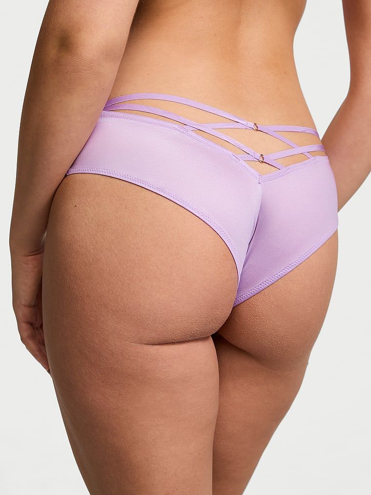 Majtki z paseczkami z tyłu i wysoko wyciętymi nogawkami Strappy-Back Cheeky. Produkt ma kolor purpurowy i pochodzi z kolekcji Very Sexy. 