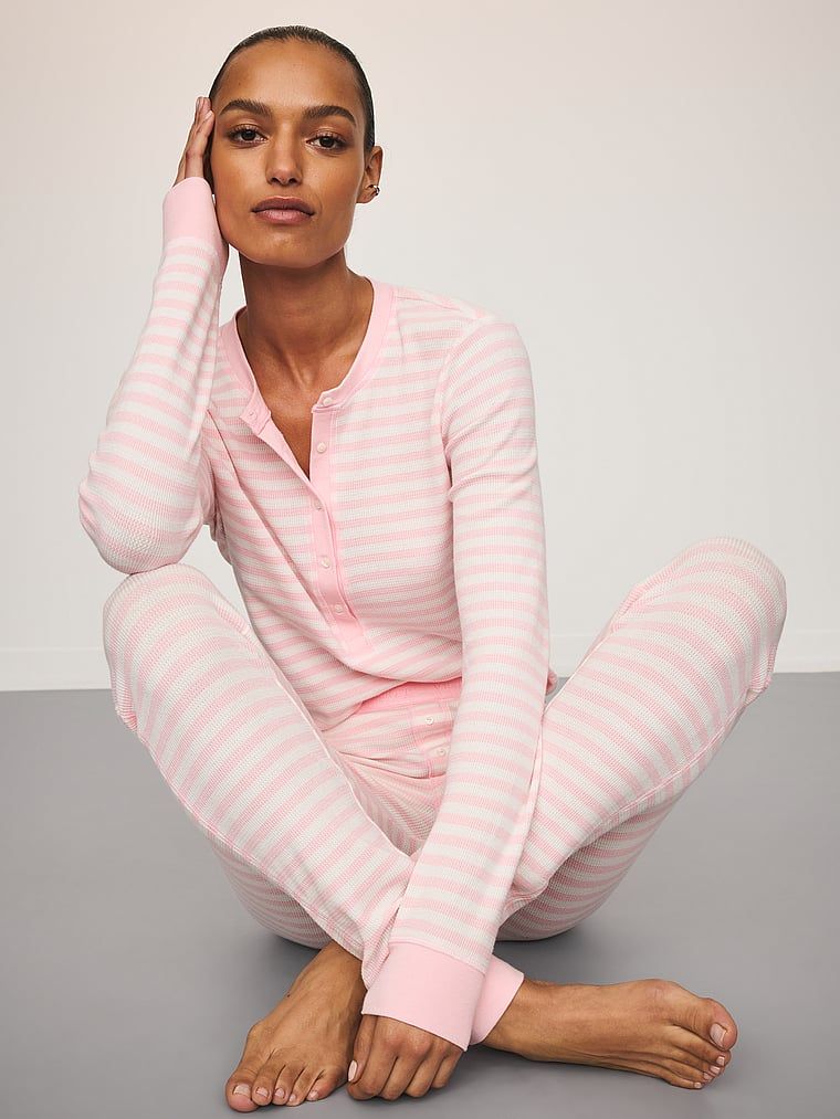 Ciepła piżama z długim rękawem Thermal. Produkt jest wzorzysty i pochodzi z kolekcji Body by Victoria. 