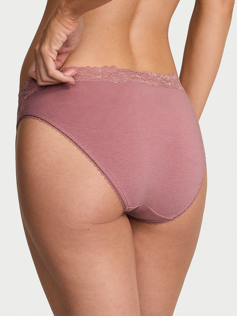 Majtki bawełniane z koronką w talii Lace-Waist Bikini. Produkt ma kolor różowy i pochodzi z kolekcji Victoria's Secret. 