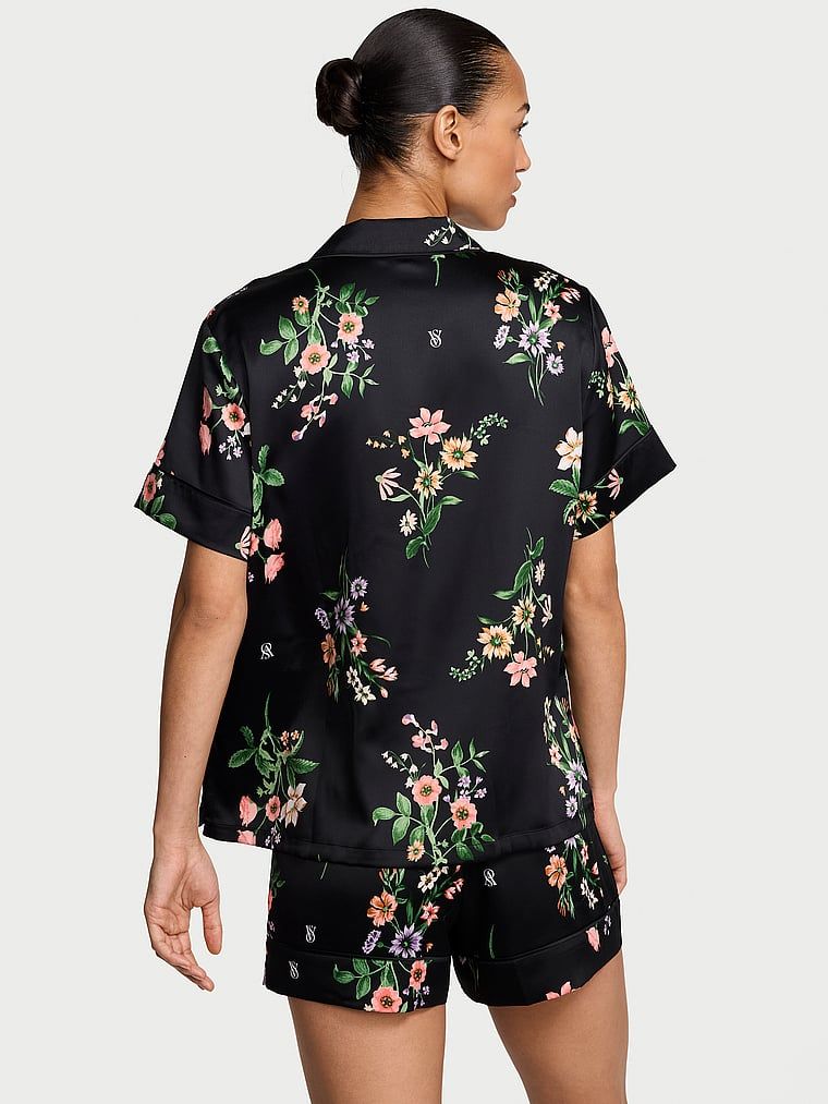 Piżama satynowa z szortami Signature. Produkt ma wzór kwiatowy i pochodzi z kolekcji Victoria's Secret. 