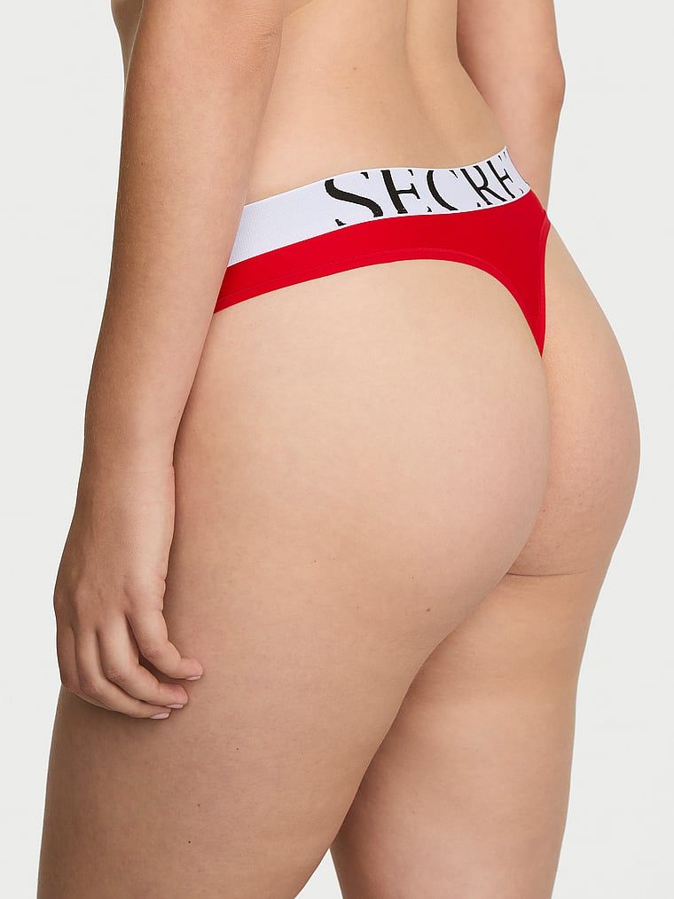 Stringi z logo Cool. Produkt ma kolor czerwony i pochodzi z kolekcji Victoria's Secret. 