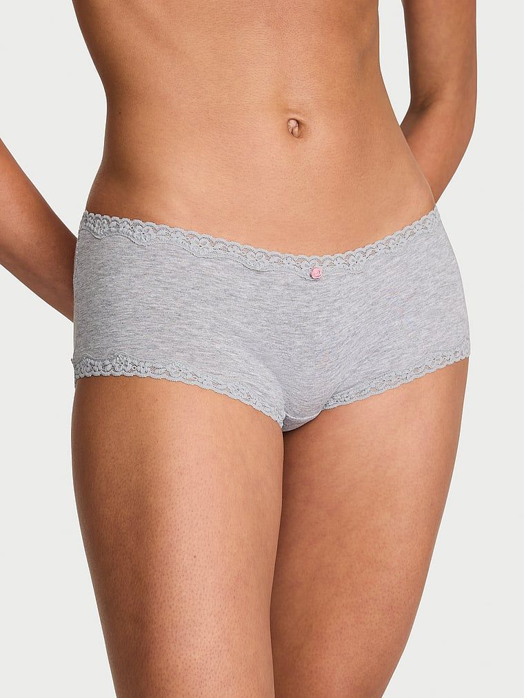 Majtki bawełniane szorty z koronką na krawędziach Lace-Trim Boyshort. Produkt ma kolor szary i pochodzi z kolekcji Lace Trim. 