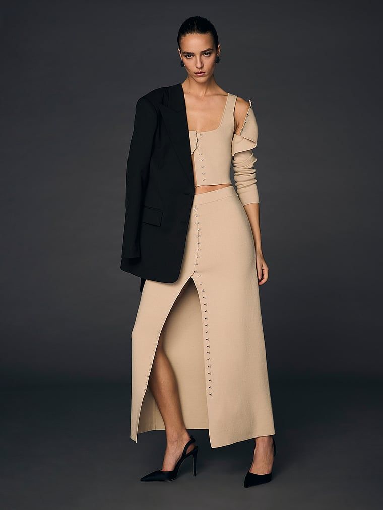 Spódnica maxi zapinana na haftki Atelier X Altuzarra. Produkt ma kolor beżowy i pochodzi z kolekcji Atelier Victoria's Secret x Altuzarra. 