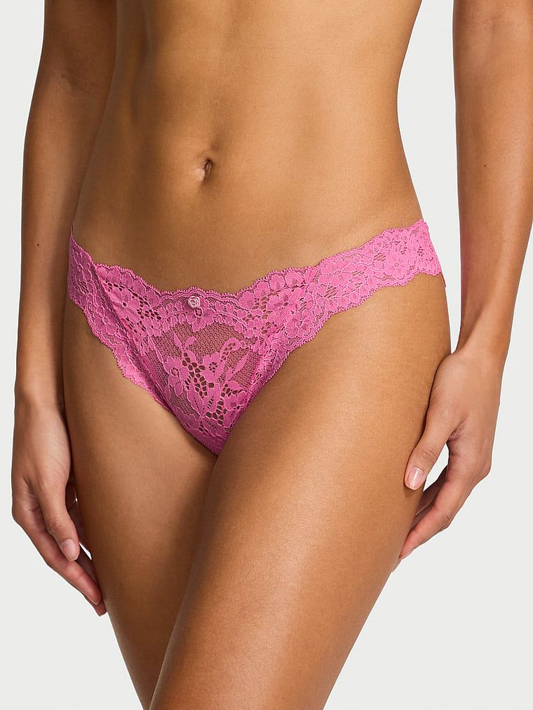Majtki koronkowe Lace Bikini. Produkt ma kolor różowy i pochodzi z kolekcji Dream Angels. 