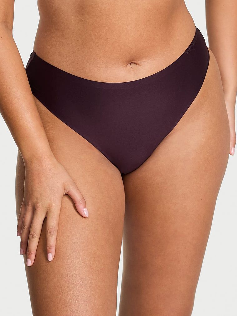 Stringi z mikrofibry Flex. Produkt ma kolor purpurowy i pochodzi z kolekcji Body by Victoria. 