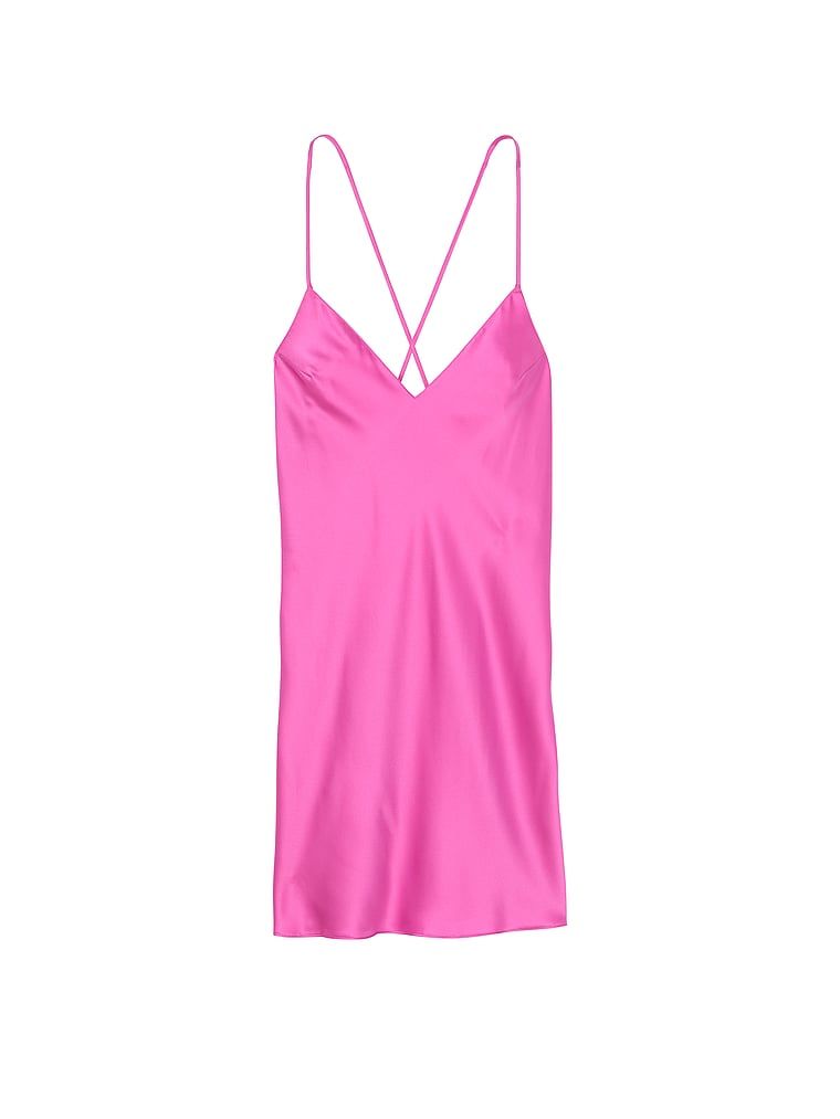 Koszulka nocna satynowa na cienkich ramiączkach odsłaniająca plecy Open-Back Slip. Produkt ma kolor różowy i pochodzi z kolekcji Victoria's Secret. 