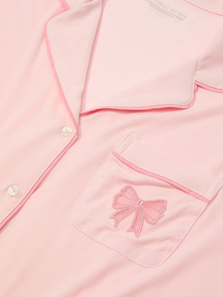 Piżama z modalu Bow. Produkt ma kolor różowy i pochodzi z kolekcji Victoria's Secret. 