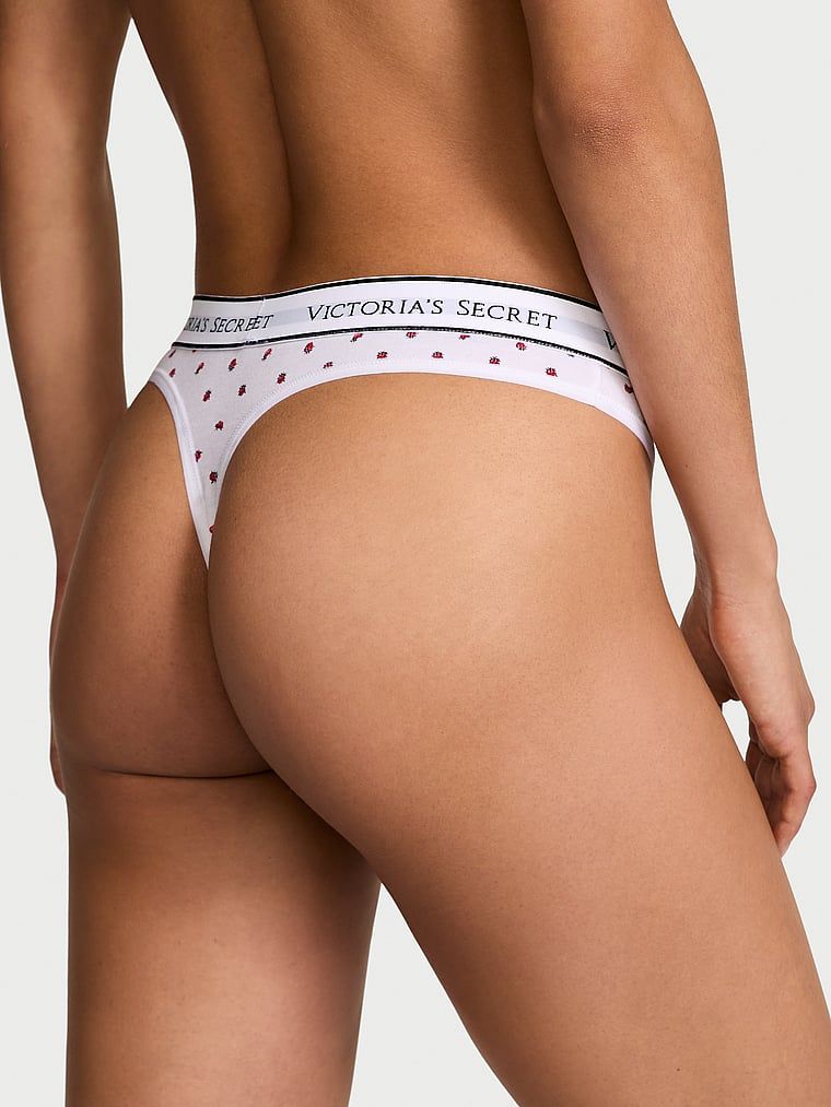 Stringi bawełniane z logo w talii. Produkt jest wzorzysty i pochodzi z kolekcji Cotton. 