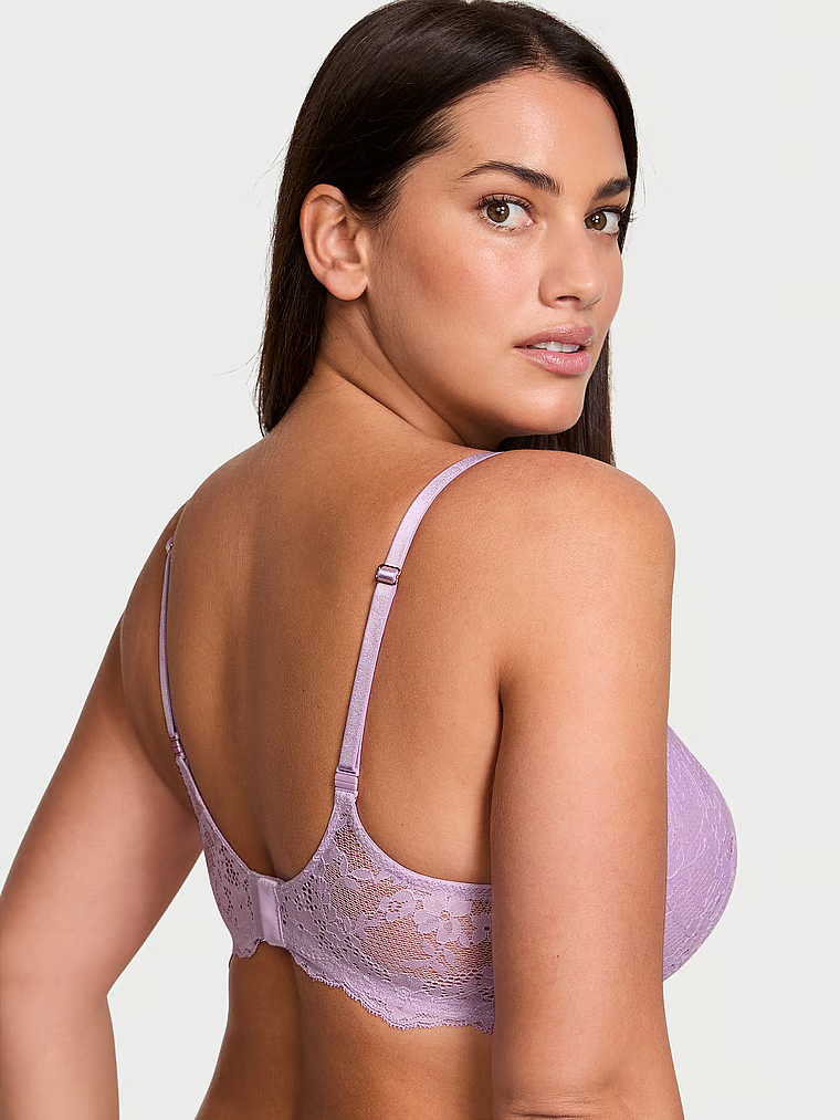 Modelka prezentuje biustonosz push-up Dream Angels. Produkt ma kolor purpurowy i pochodzi z kolekcji Dream Angels.