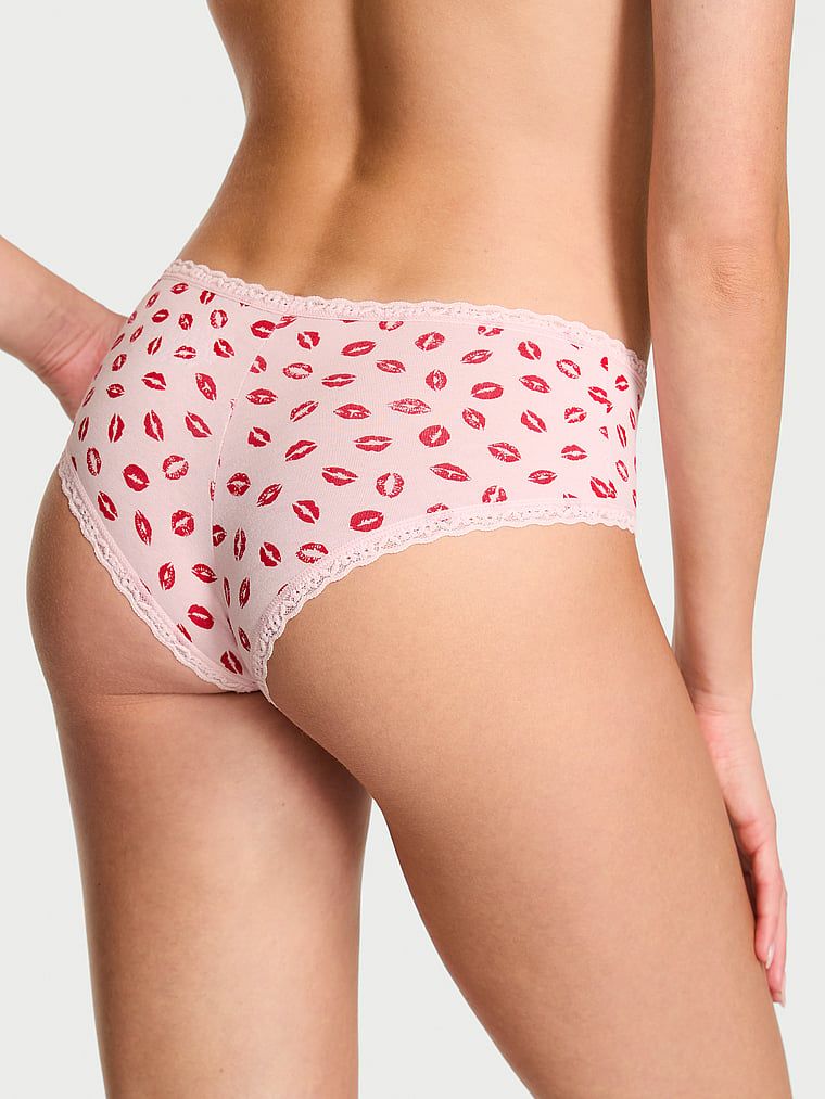 Majtki bawełniane z koronką na krawędziach Lace-Waist Cheeky. Produkt jest wzorzysty i pochodzi z kolekcji Body by Victoria. 