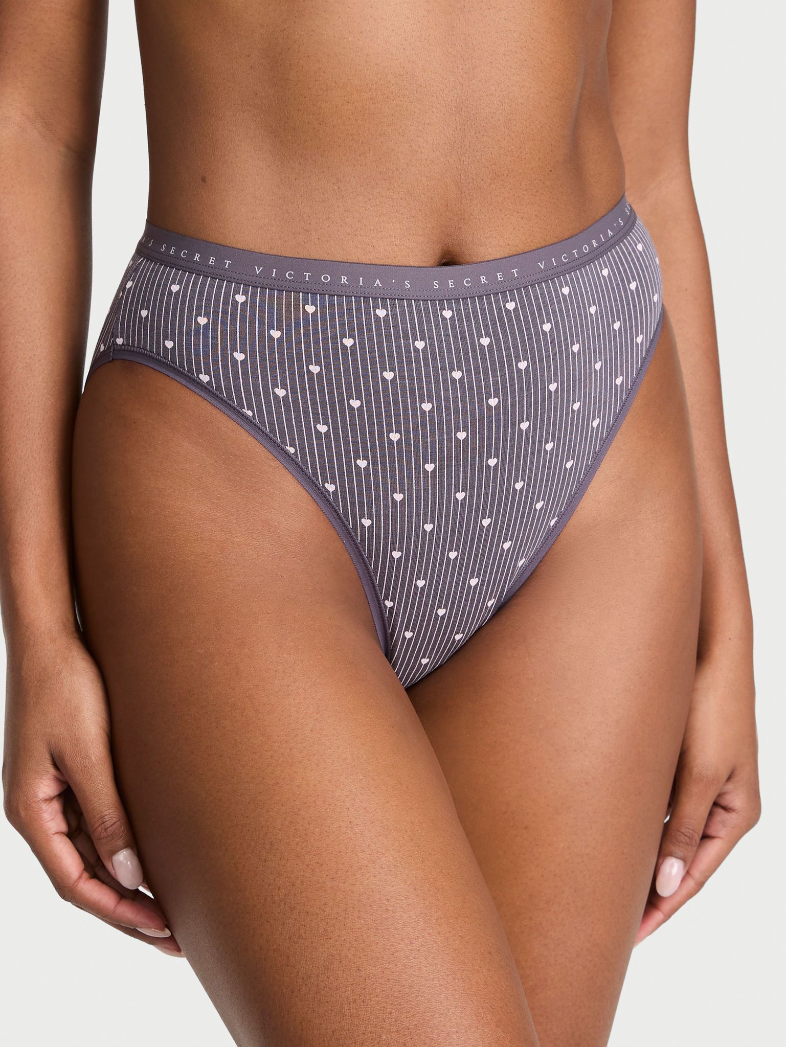 Majtki bawełniane figi z wysoko wyciętymi nogawkami High-Leg Brief. Produkt jest wzorzysty i pochodzi z kolekcji Victoria's Secret. 