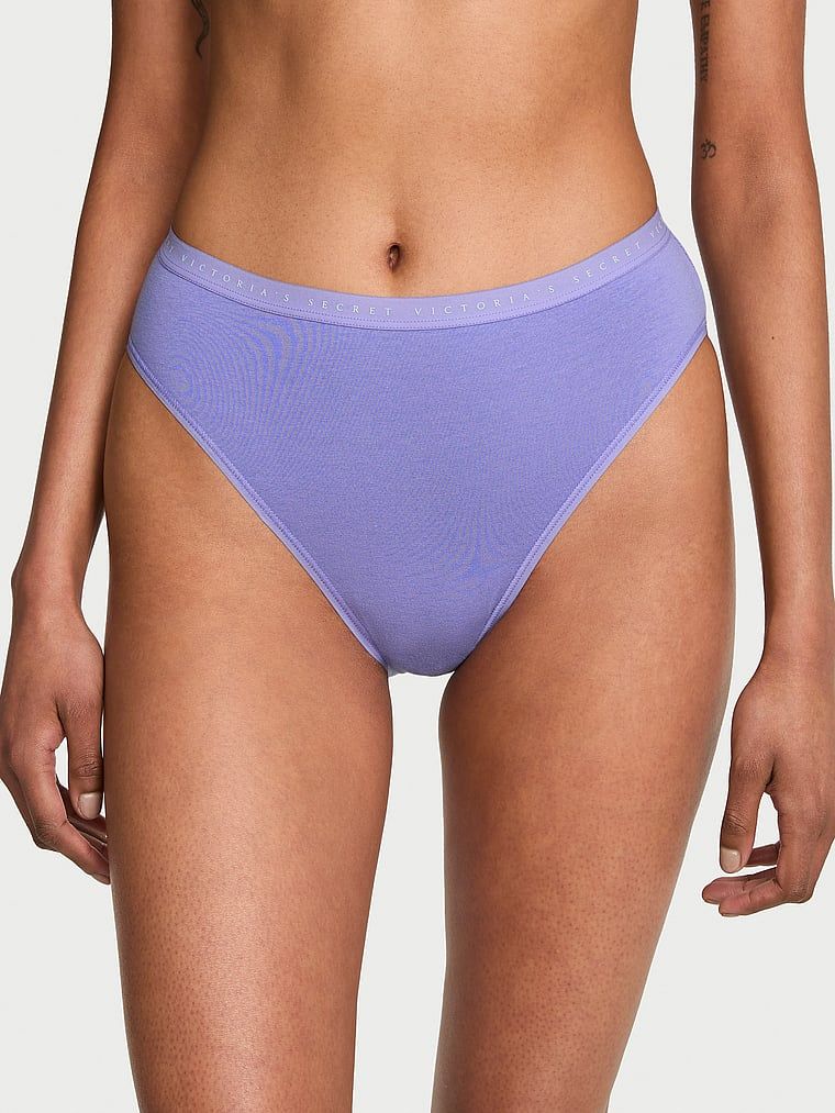 Majtki bawełniane figi z wysoko wyciętymi nogawkami High-Leg Brief. Produkt ma kolor niebieski i pochodzi z kolekcji Victoria's Secret. 