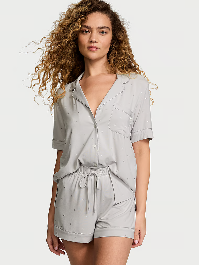 Piżama z modalu z szortami. Produkt ma kolor wzorzysty i pochodzi z kolekcji Victoria's Secret. 