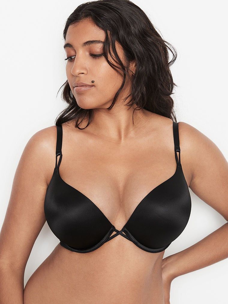 Modelka prezentuje biustonosz push-up Bombshell. Produkt ma kolor czarny i pochodzi z kolekcji Very Sexy.