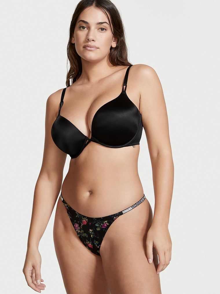Modelka prezentuje biustonosz push-up Bombshell. Produkt ma kolor czarny i pochodzi z kolekcji Very Sexy.