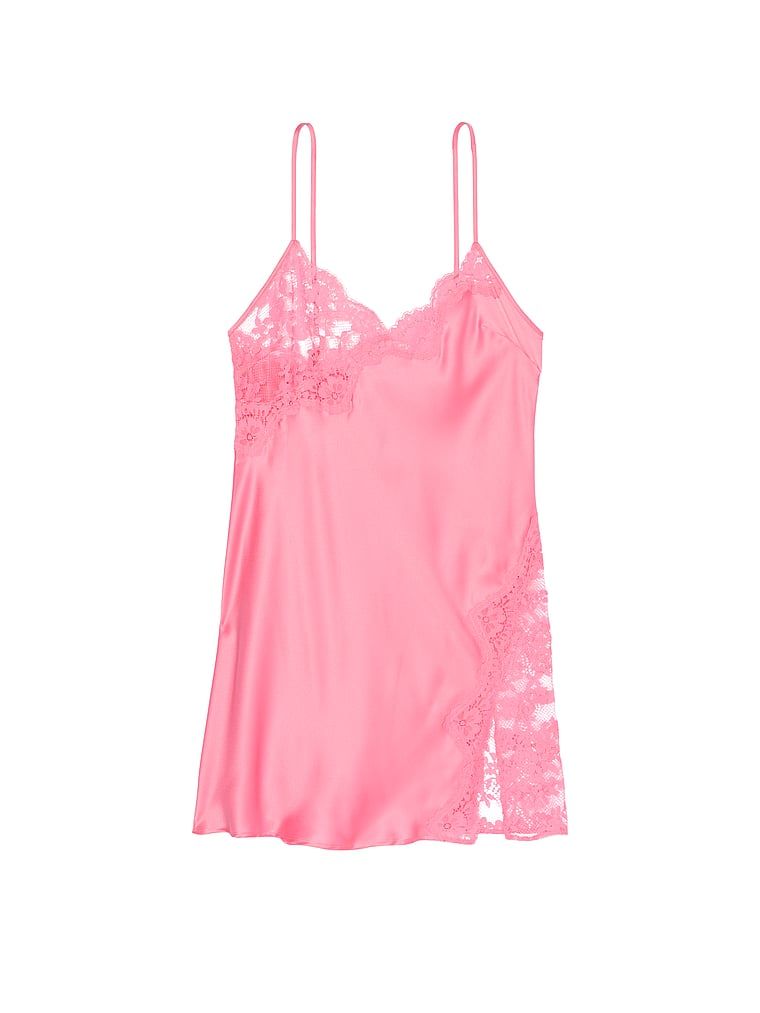 Koszulka nocna satynowa z koronką Lace-Trim Asymmetric. Produkt ma kolor różowy i pochodzi z kolekcji Victoria's Secret. 