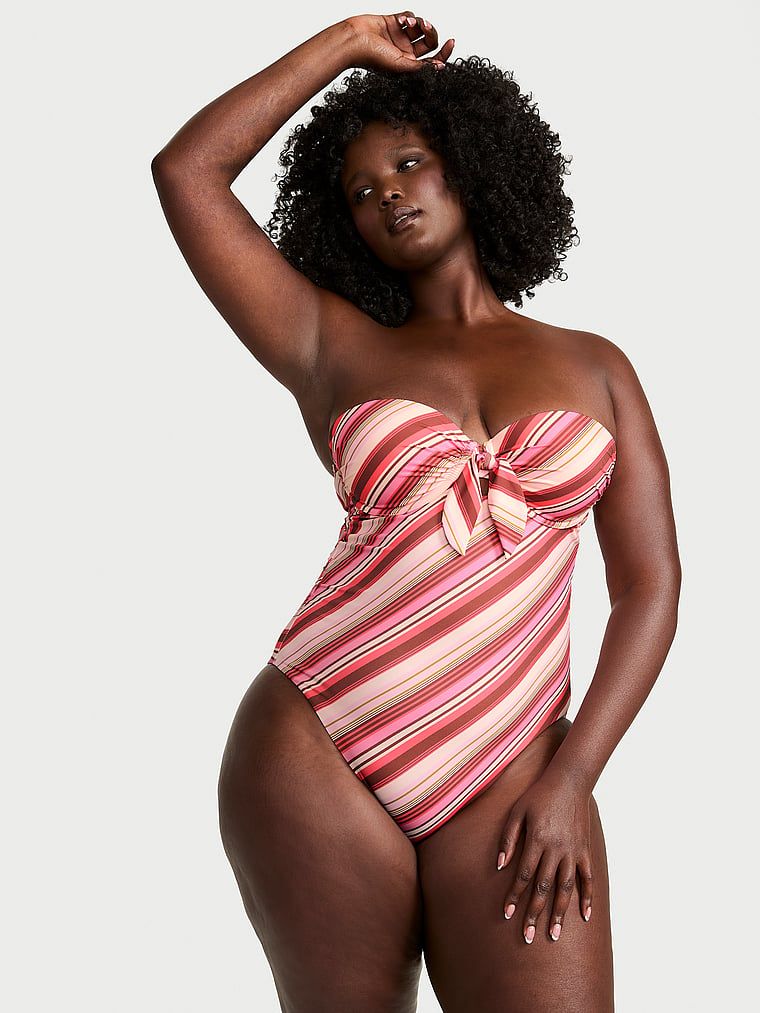 Strój kąpielowy jednoczęściowy Boho Beach. Produkt ma wzór w paski i pochodzi z kolekcji Victoria's Secret Swim. 