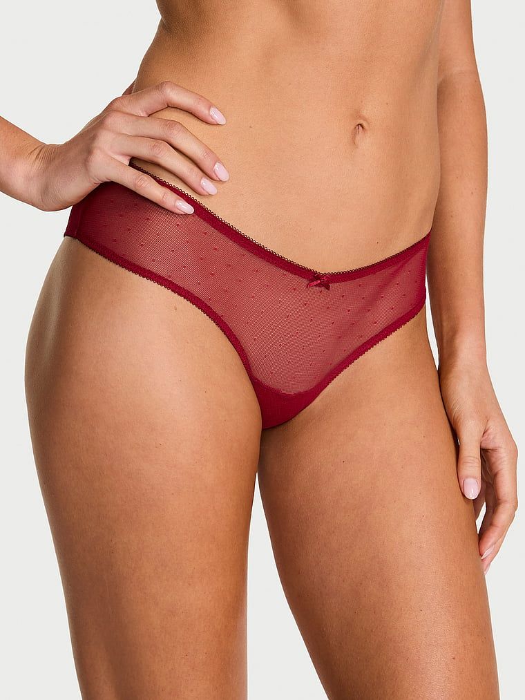 Majtki z siateczki z metalową zawieszką z tyłu Tease Cherry Hardware Cheeky. Produkt ma kolor czerwony i pochodzi z kolekcji Very Sexy. 