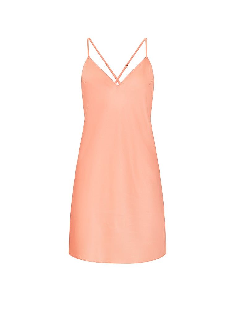 Koszulka nocna satynowa na cienkich ramiączkach odsłaniająca plecy Open-Back Slip. Produkt jest wzorzysty i pochodzi z kolekcji Victoria's Secret. 