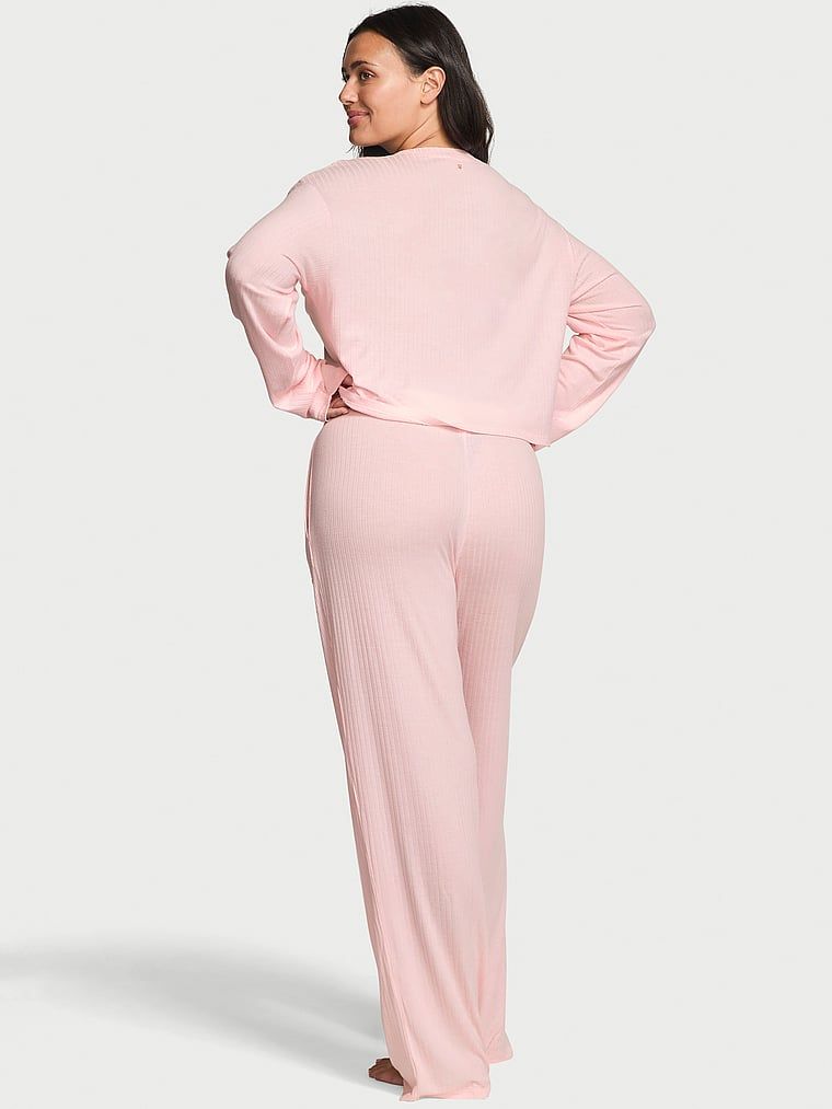 Zestaw z modalu - sweter i spodnie Lounge. Produkt ma kolor różowy i pochodzi z kolekcji Victoria's Secret. 