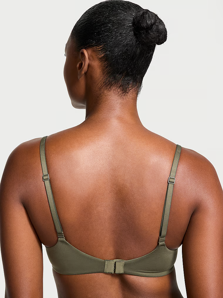 Modelka prezentuje biustonosz push-up z koronką Lace-Trim. Produkt ma kolor zielony i pochodzi z kolekcji Body by Victoria.