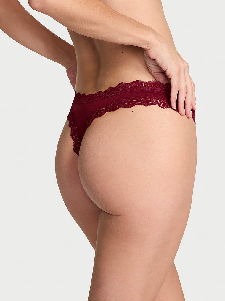 Stringi z koronką Lace Trim. Produkt ma kolor czerwony i pochodzi z kolekcji Dream Angels. 