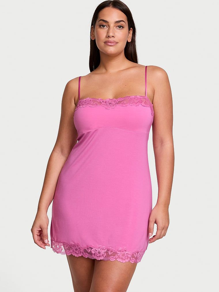 Koszulka nocna z modalu Lace-Trim Straight-Neck Slip. Produkt ma kolor różowy i pochodzi z kolekcji Victoria's Secret. 