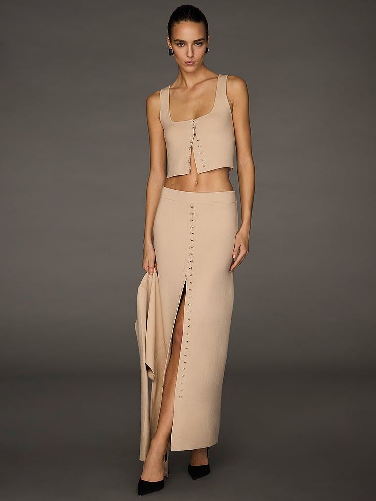Spódnica maxi zapinana na haftki Atelier X Altuzarra. Produkt ma kolor beżowy i pochodzi z kolekcji Atelier Victoria's Secret x Altuzarra. 
