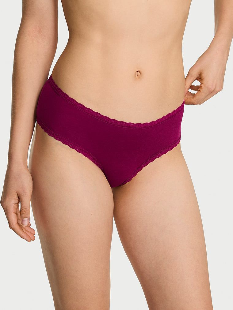 Majtki bawełniane z koronką na krawędziach Lace-Waist Cheeky. Produkt ma kolor różowy i pochodzi z kolekcji Body by Victoria. 