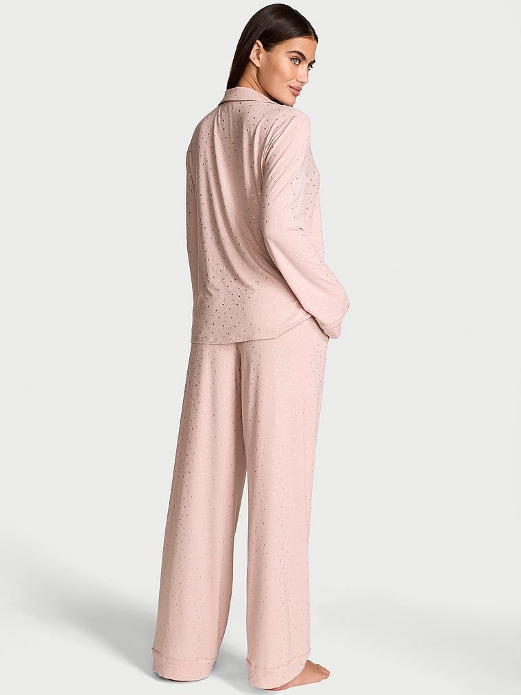 Długa piżama z modalu. Produkt jest wzorzysty i pochodzi z kolekcji Victoria's Secret. 