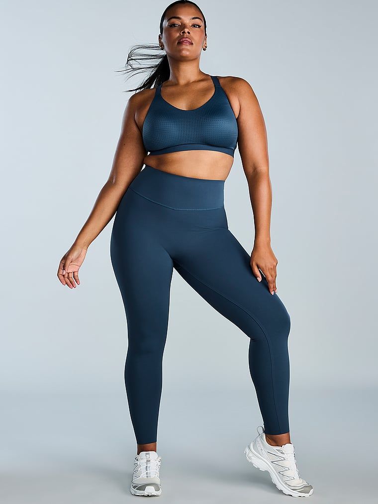 Modelka prezentuje biustonosz sportowy ze średnim podtrzymaniem Lightweight Mesh. Produkt ma kolor niebieski i pochodzi z kolekcji VSX.