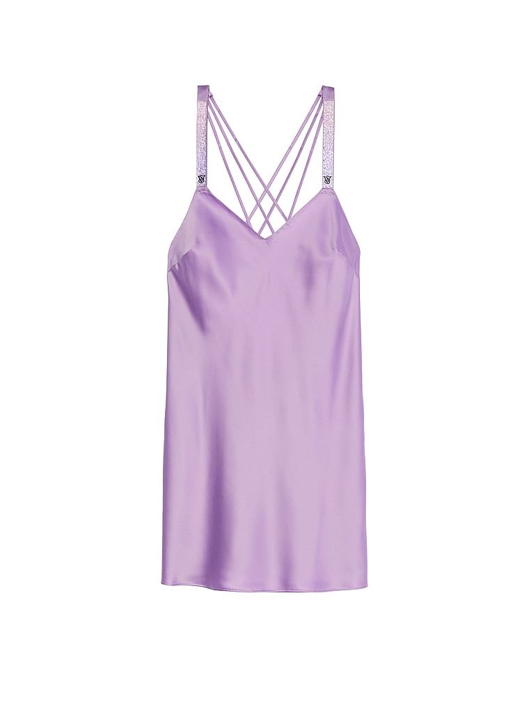 Koszulka nocna satynowa z błyszczącymi ramiączkami Scattered Shine Strap Slip. Produkt ma kolor purpurowy i pochodzi z kolekcji Victoria's Secret. 
