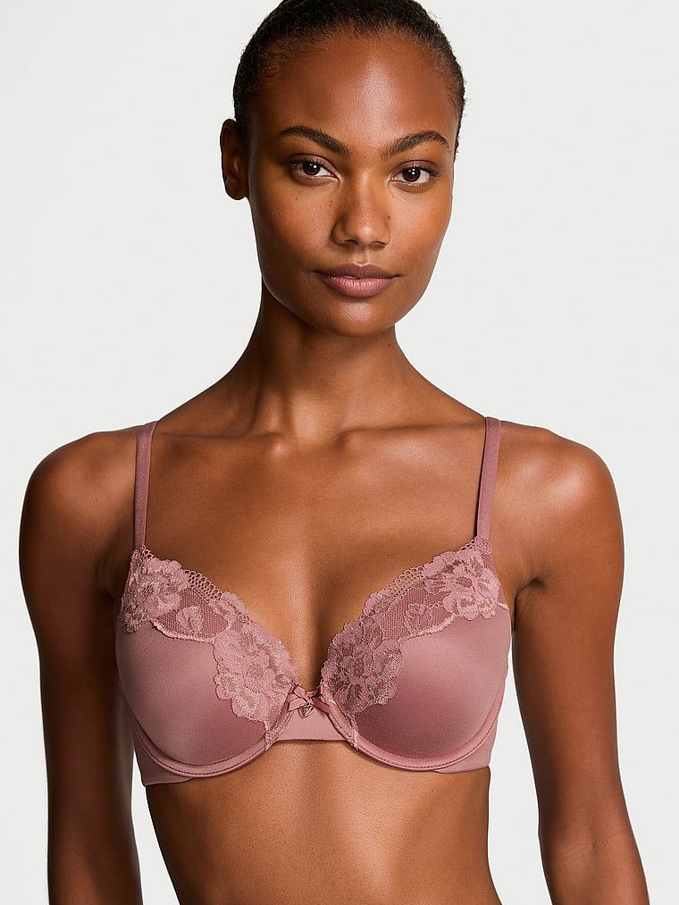 Modelka prezentuje biustonosz push-up z koronką Lace-Trim Perfect Shape. Produkt ma kolor różowy i pochodzi z kolekcji Body by Victoria.