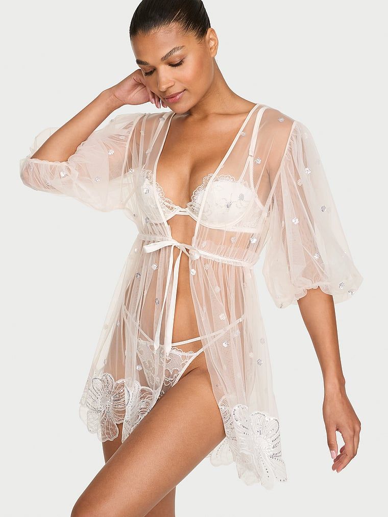 Szlafrok prześwitujący dla Panny Młodej Atelier Bridal. Produkt jest wzorzysty i pochodzi z kolekcji Dream Angels. 