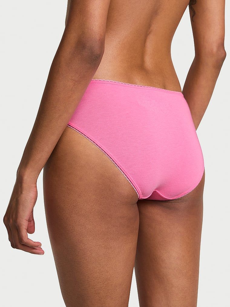 Majtki bawełniane z koronką Bikini. Produkt ma kolor różowy i pochodzi z kolekcji Victoria's Secret. 