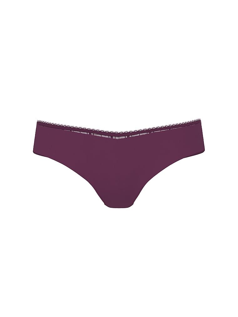 Stringi z siateczką w kratkę z tyłu No-Show Plaid Mesh. Produkt ma kolor purpurowy i pochodzi z kolekcji No-Show. 