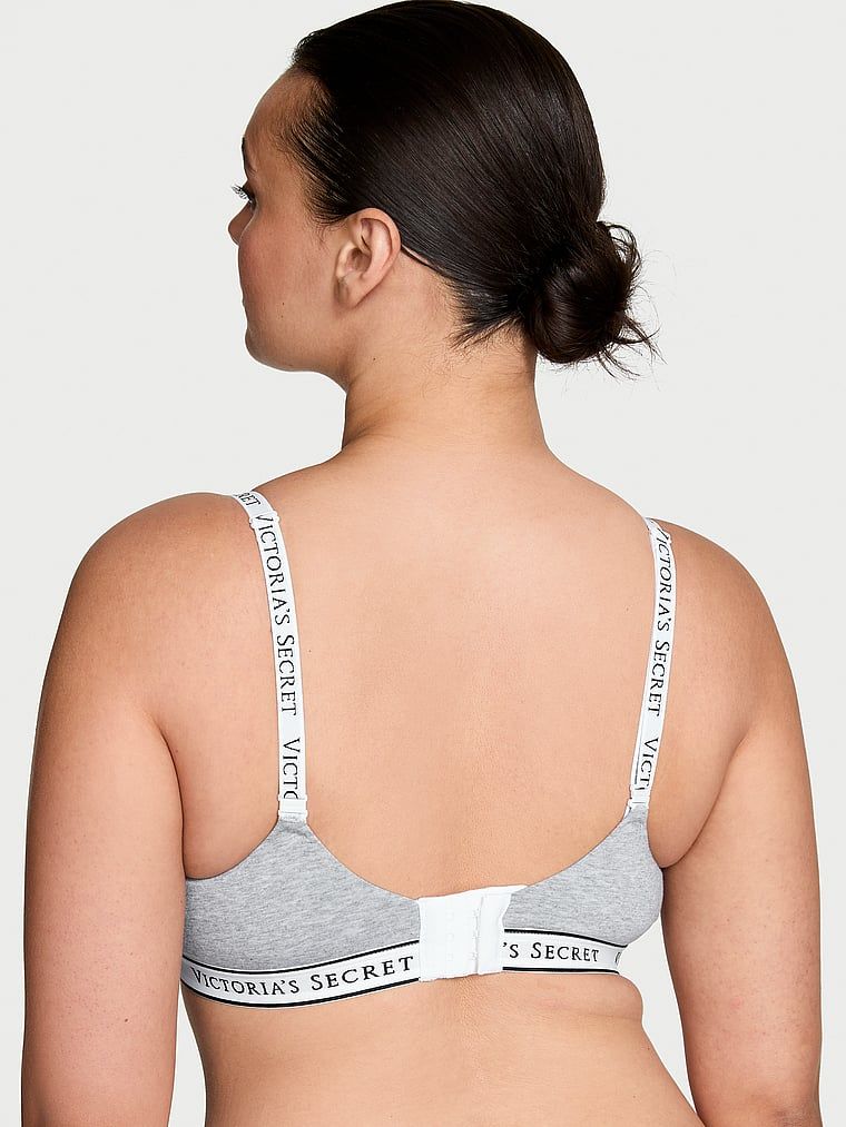 Modelka prezentuje biustonosz lekko usztywniany bawełniany bez fiszbin Wireless. Produkt ma kolor szary i pochodzi z kolekcji T-shirt.