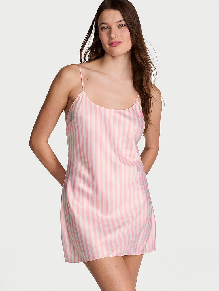 Koszulka nocna satynowa Heritage Stripe Slip. Produkt ma kolor pasek i pochodzi z kolekcji Victoria's Secret. 