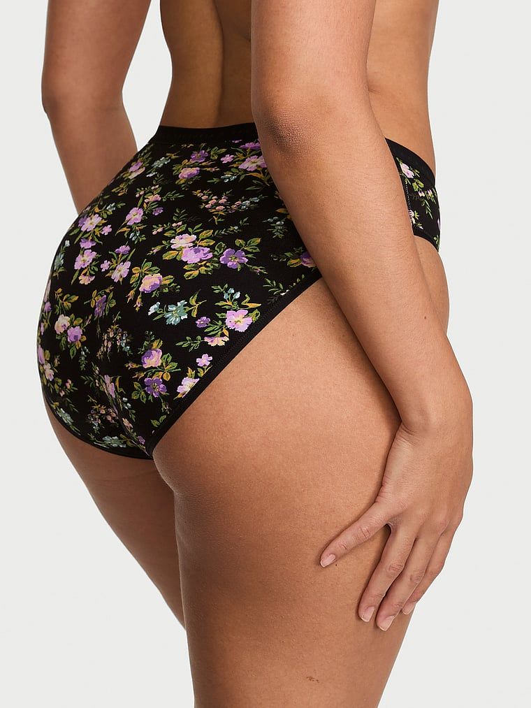Majtki bawełniane figi z wysoko wyciętymi nogawkami High-Leg Brief. Produkt ma kolor kwiatowy i pochodzi z kolekcji Victoria's Secret. 