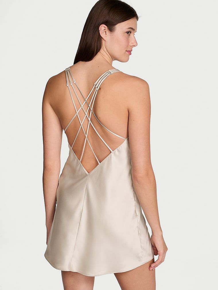 Koszulka nocna satynowa z błyszczącymi ramiączkami Scattered Shine Strap Slip. Produkt ma kolor beżowy i pochodzi z kolekcji Victoria's Secret. 