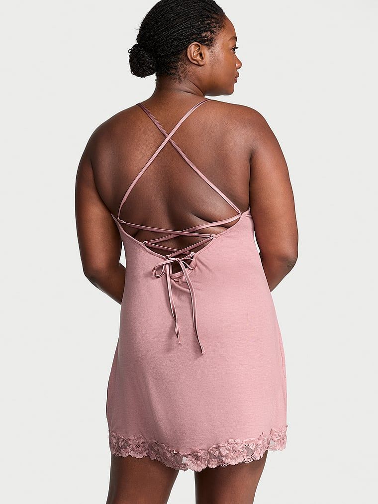 Koszulka nocna z modalu z koronką Cross-Back Slip. Produkt ma kolor różowy i pochodzi z kolekcji Victoria's Secret. 
