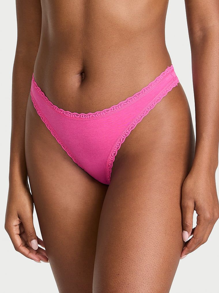 Stringi bawełniane z koronką na krawędziach Lace-Waist. Produkt ma kolor różowy i pochodzi z kolekcji Lacie. 