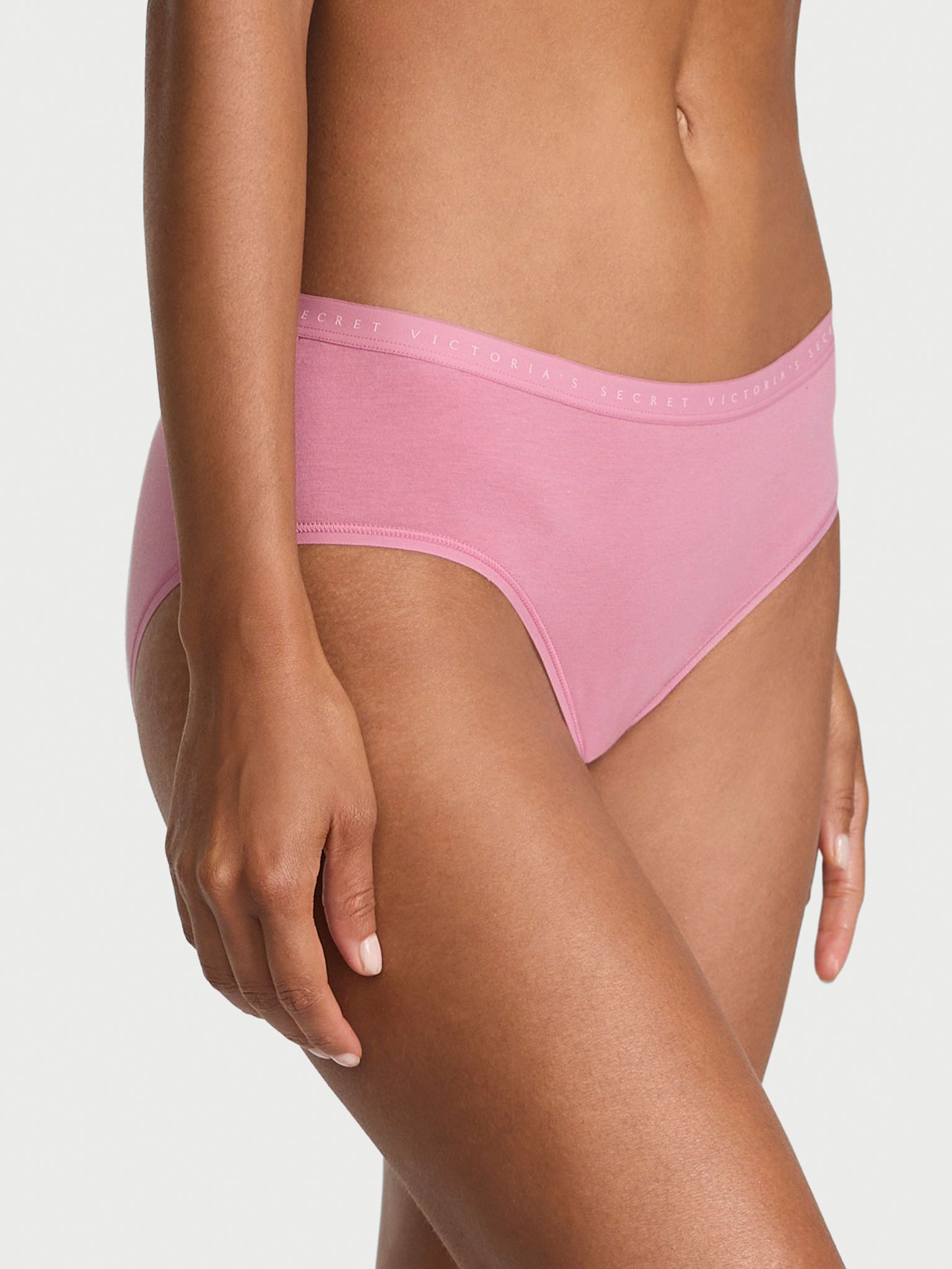 Majtki bawełniane Hiphugger. Produkt ma kolor różowy i pochodzi z kolekcji Victoria's Secret. 