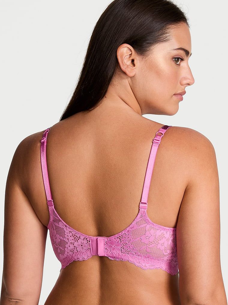 Modelka prezentuje biustonosz push-up koronkowy z błyszczącymi ramiączkami Twinkle Strap. Produkt ma kolor różowy i pochodzi z kolekcji Dream Angels.