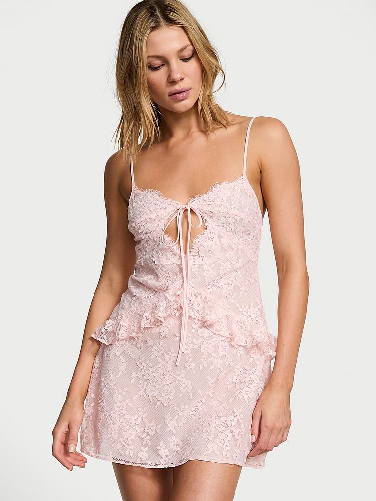 Sukienka koronkowa mini Dare to Dream. Produkt ma kolor różowy i pochodzi z kolekcji Victoria's Secret. 