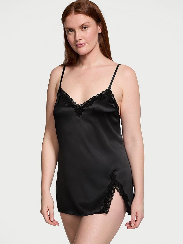 Koszulka nocna z koronką Tease Slip. Produkt ma kolor czarny i pochodzi z kolekcji Victoria's Secret. 