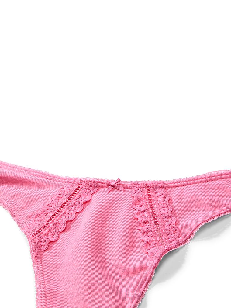 Stringi bawełniane ze wstawkami Lace-Trim. Produkt ma kolor różowy i pochodzi z kolekcji Victoria's Secret. 