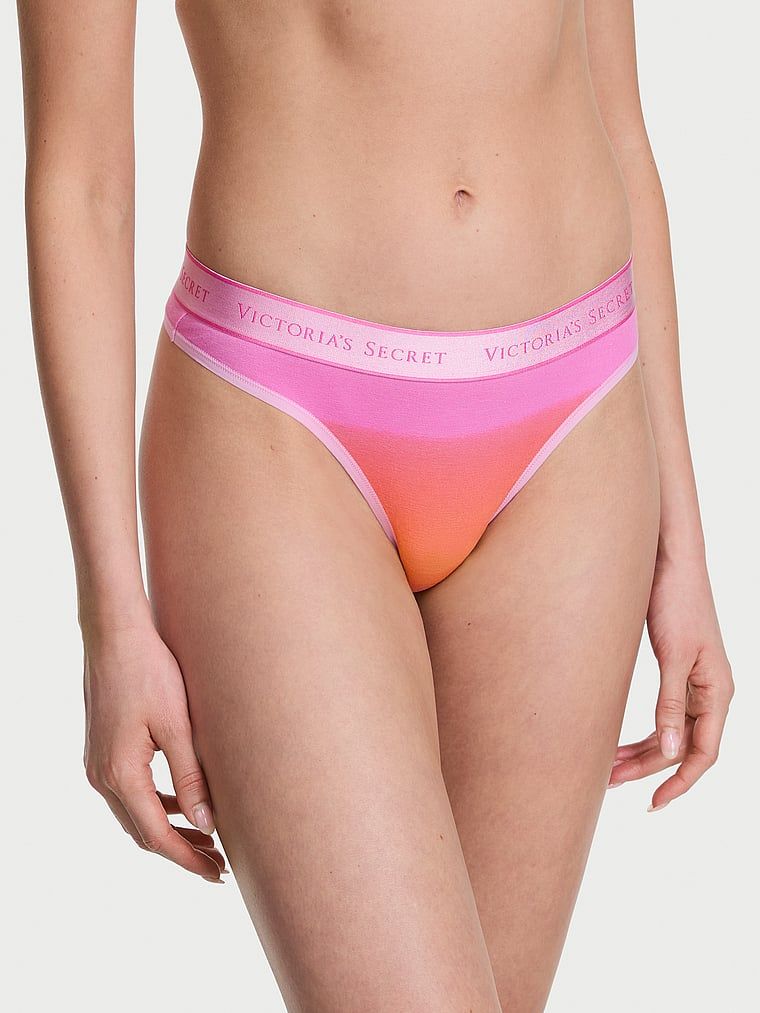 Stringi bawełniane z logo w talii. Produkt jest wzorzysty i pochodzi z kolekcji Cotton. 