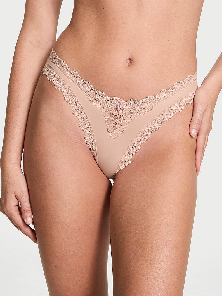 Majtki brazyliany z koronką Lace Trim Brazilian. Produkt ma kolor beżowy i pochodzi z kolekcji Dream Angels. 